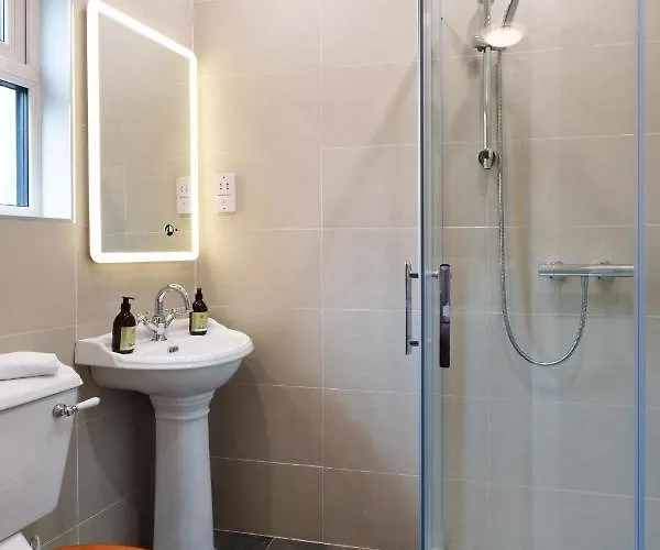 Topper's Guest Carrick on Shannon