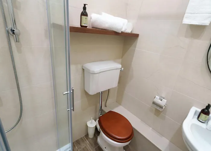 Topper's Guest Carrick on Shannon